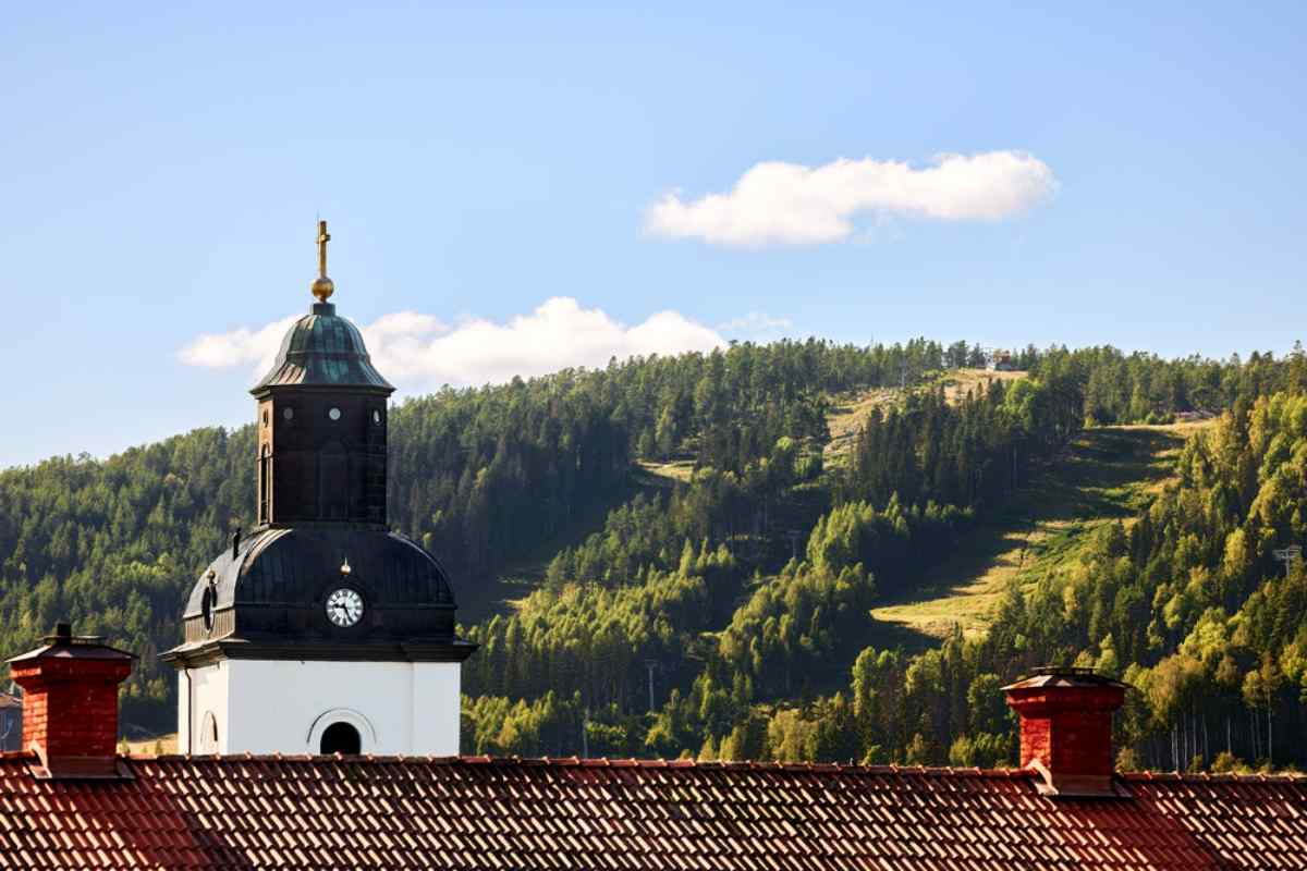 Jarvso church with a mountain on the background