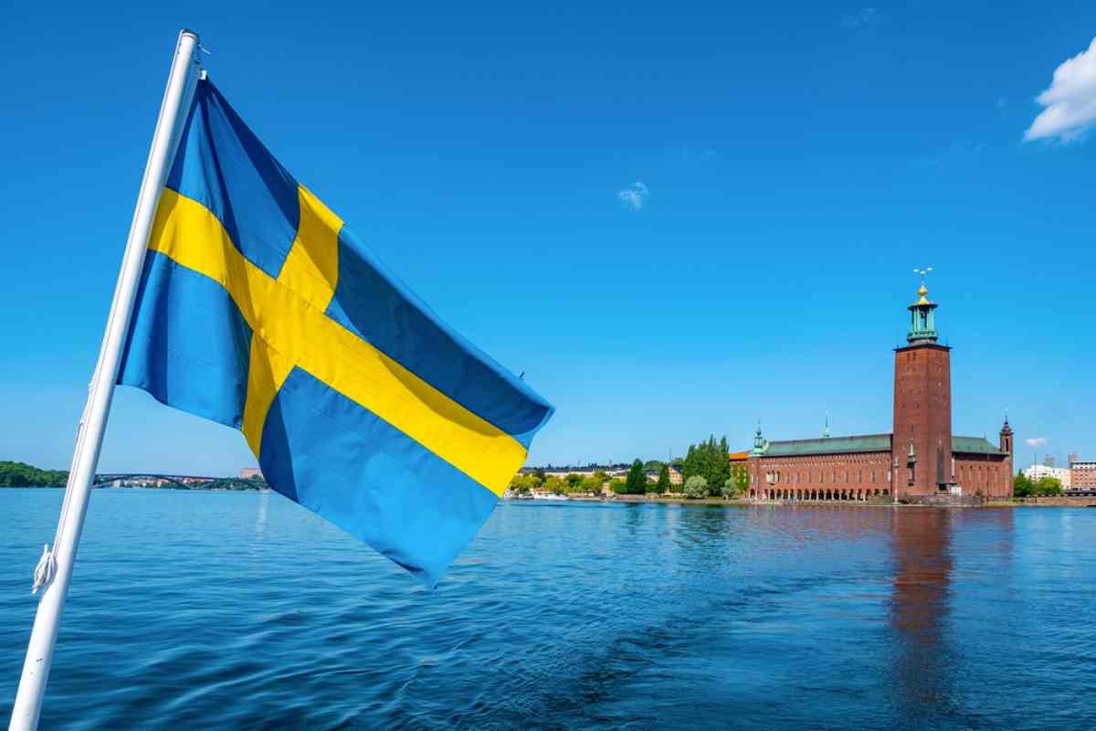 Utsikt över Stockholm från en färja med den svenska flaggan
