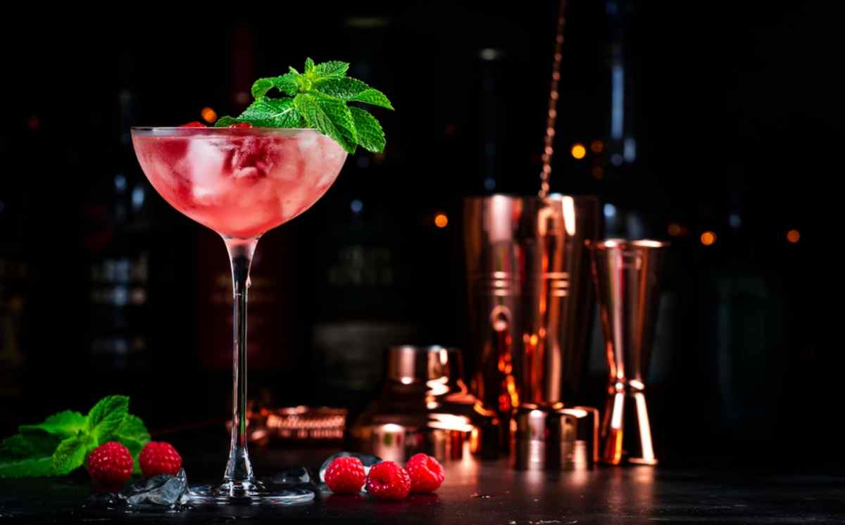 Himbeer- und Pfefferminzcocktail in einer Bar in Stockholm