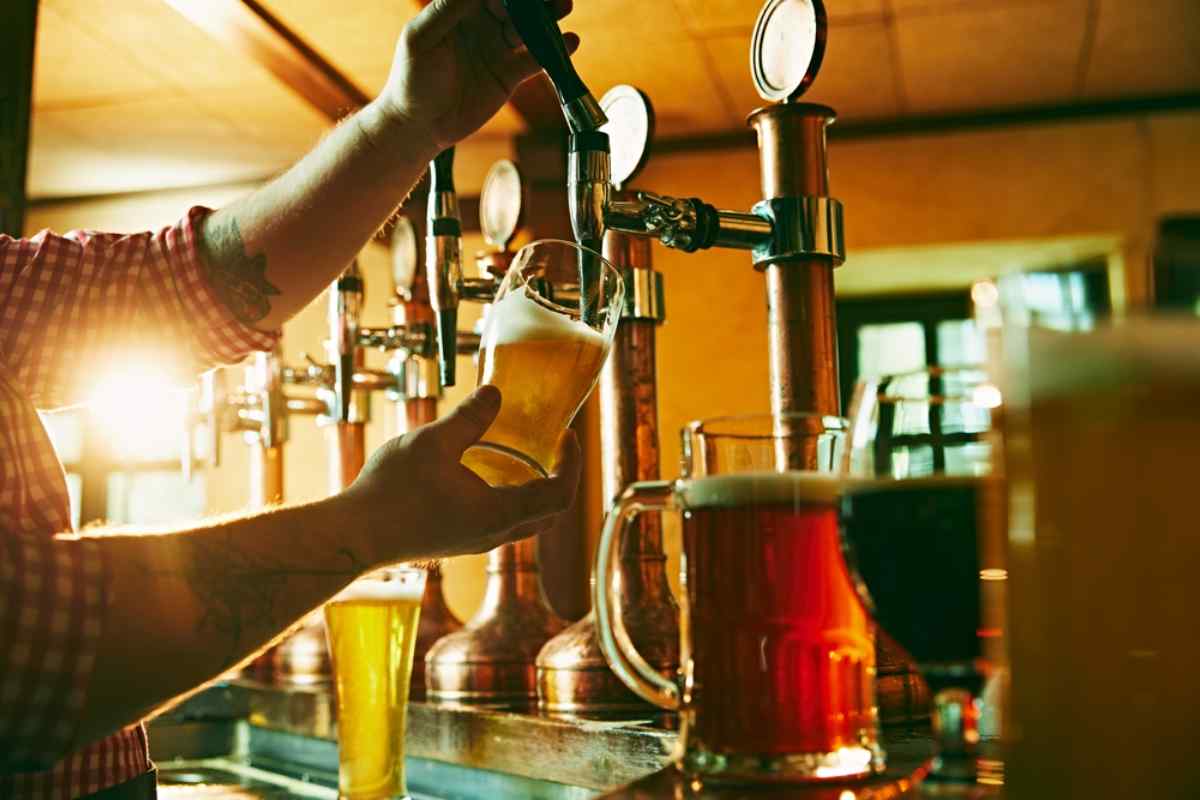 Kellner serviert ein Bier