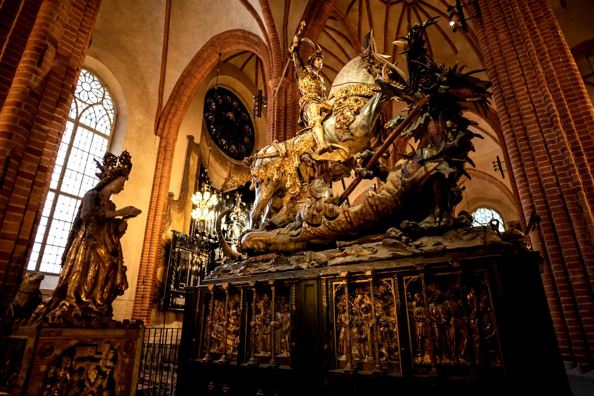 Storkyrkan-Statue des Heiligen Georg und des Drachen im Inneren der Kathedrale Storkyrkan-Statue des Heiligen Georg und des Drachen
