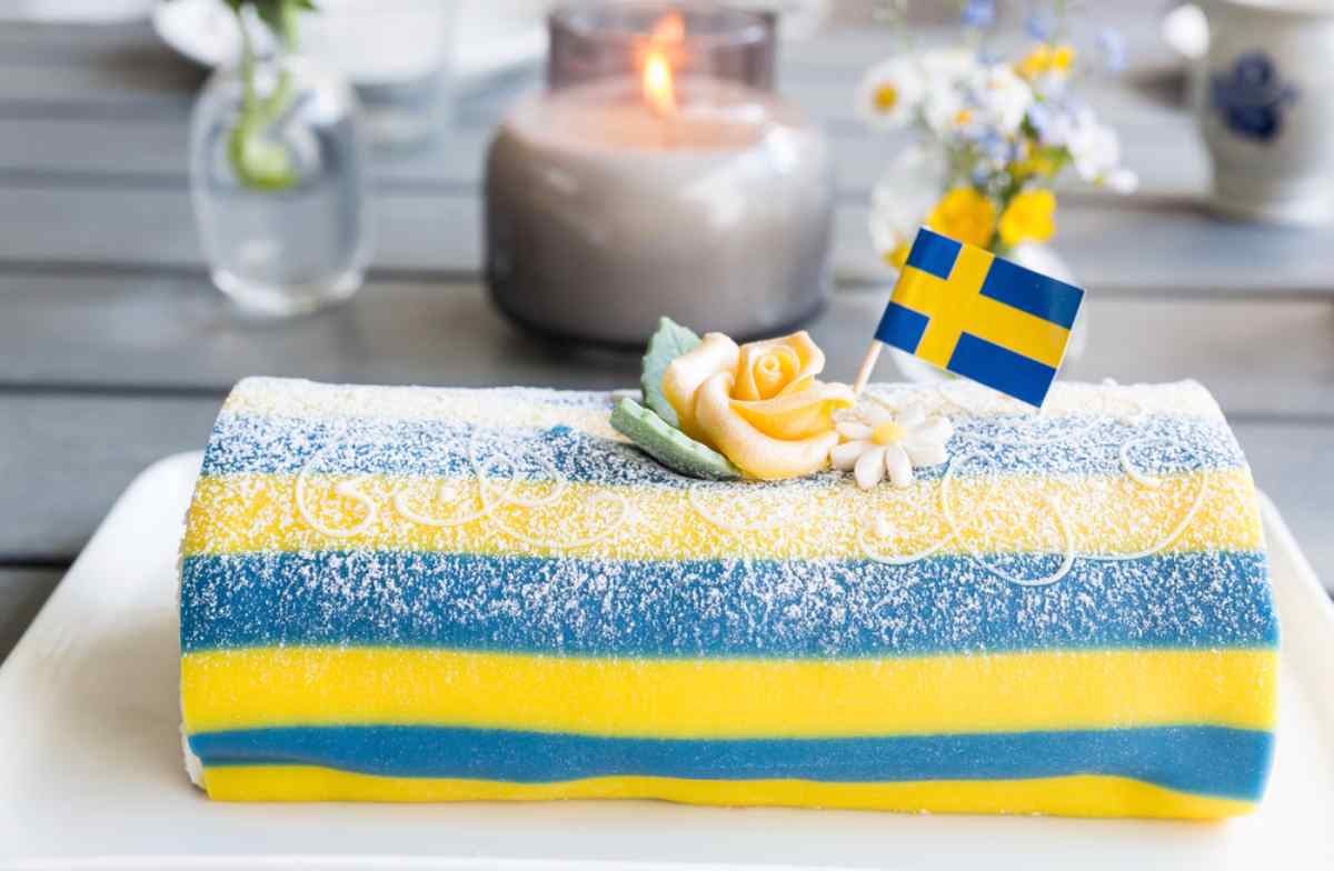 Traditionell svensk tårta med flaggans färger