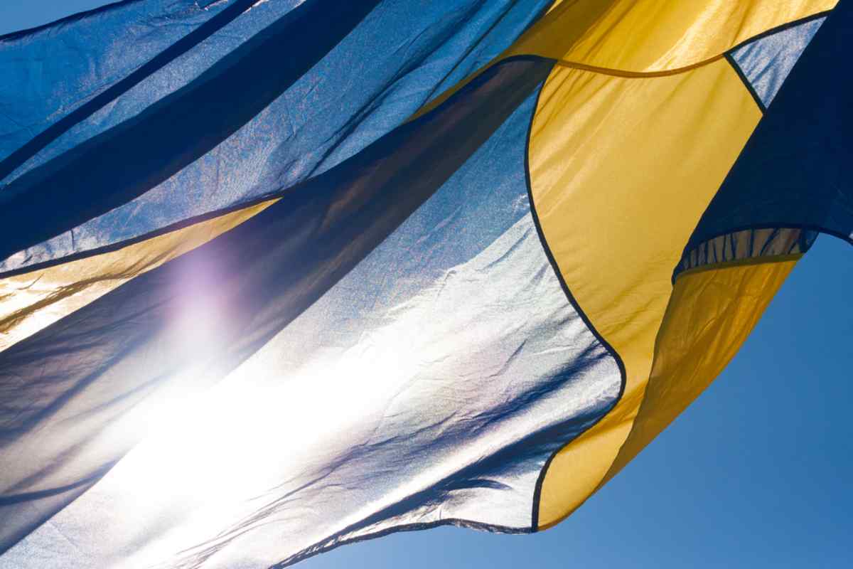 Svenska flaggan vajar i solen