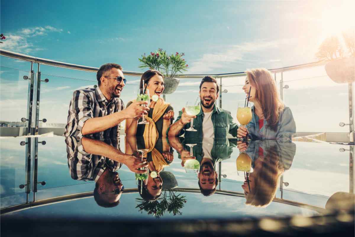 4 friends enjoying cocktails in stockholm rooftop bar